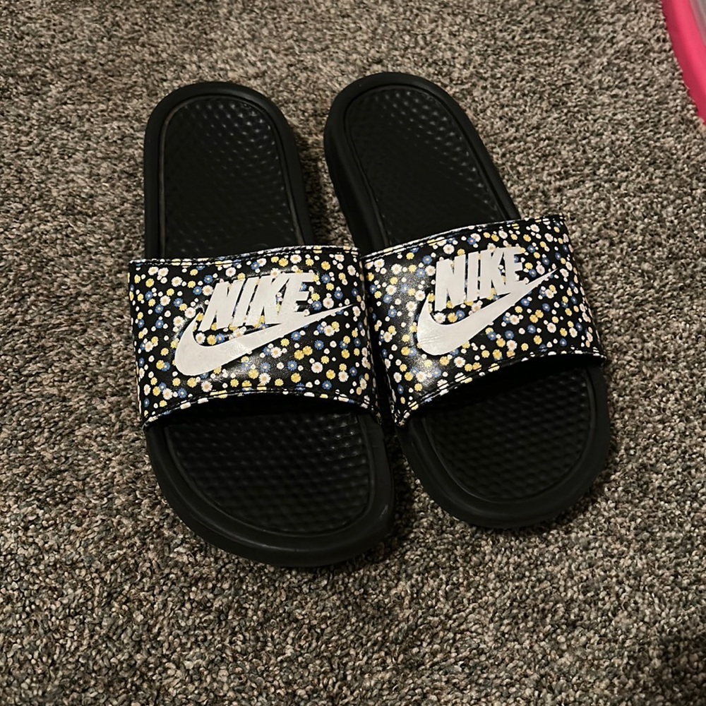 women’s flower print nike slides
